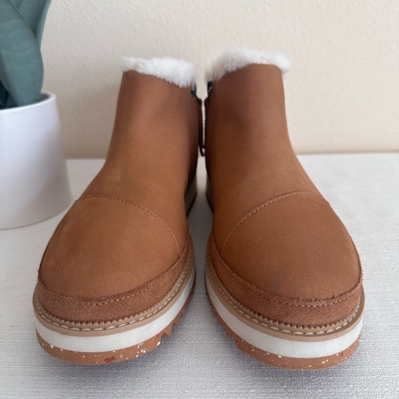 TOMS Tan Suede Leather Faux Fur Lining Cozy Ankle Booties Women’s 9 - Picture 4 of 11